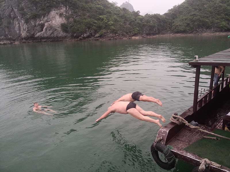 tắm biển Hạ Long